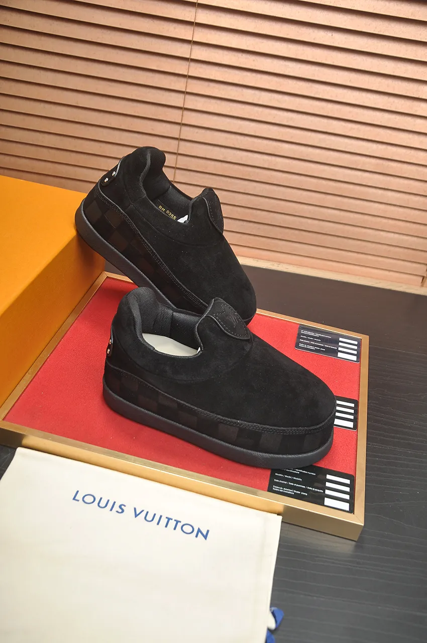 Men's men's shoes💰700💶 🔥New style🔥 LV co-branded nigo, ugly and cute😍Many Internet celebrities have put on their shoes, classic and versatile items.  ❄️Fabric: Imported high mercerized cow suede. ❄️Inner lining: high-grade elastic mesh, ❄️Outsole: original molded outsole, palm print rubber outsole with hidden L letter and Monongram flower ❄️Size: Female 35-41 (Female 41 customized), Male 39-46 (45-46 customized)
